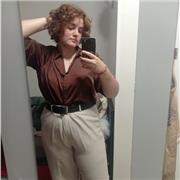 Étudiante prête à aider les élèves pour leur réussite